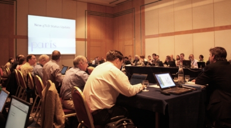 Teilnehmer des 32. ICANN-Meetings bei einer Besprechung zu den neuen gTLD